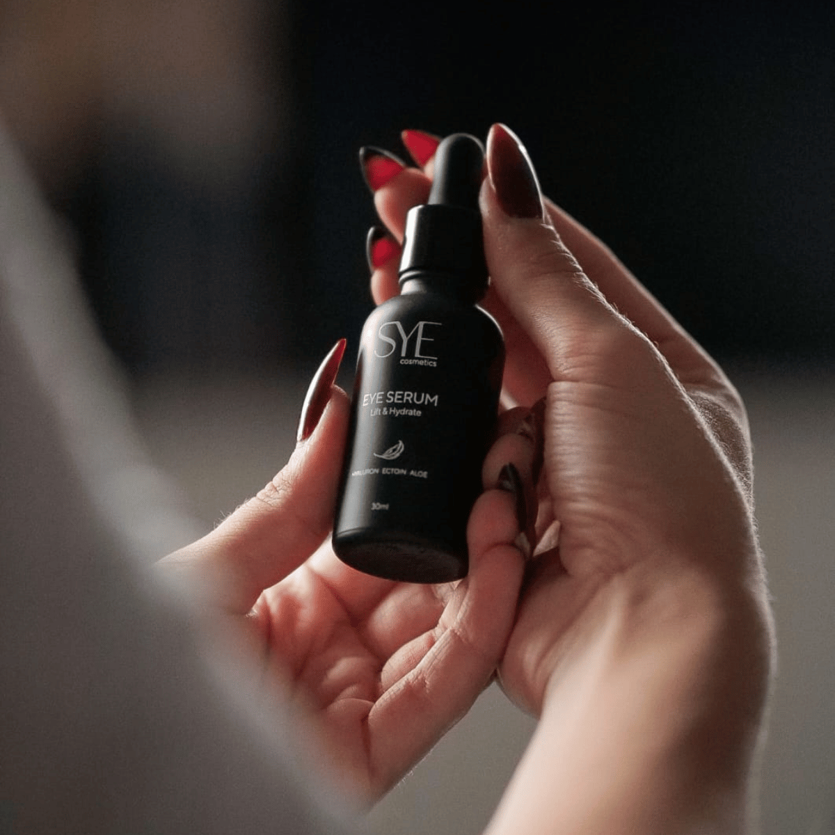 Naturkosmetik Augenserum gegen Augenringe und Krähenfüße