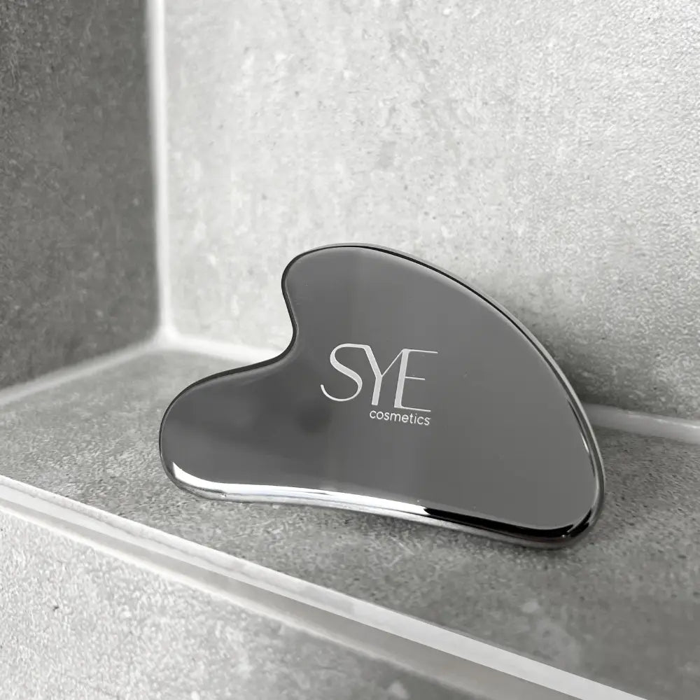 Einzigartiger Gua Sha Stein aus hochwertigem Edelstahl, entworfen für effektive Guasha Anwendungen zur Hautbelebung SYE Cosmetics