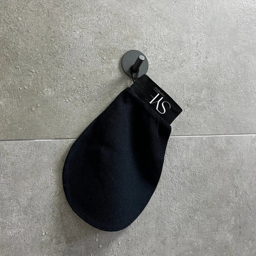 Peeling Handschuh im Badezimmer nach der Anwendung