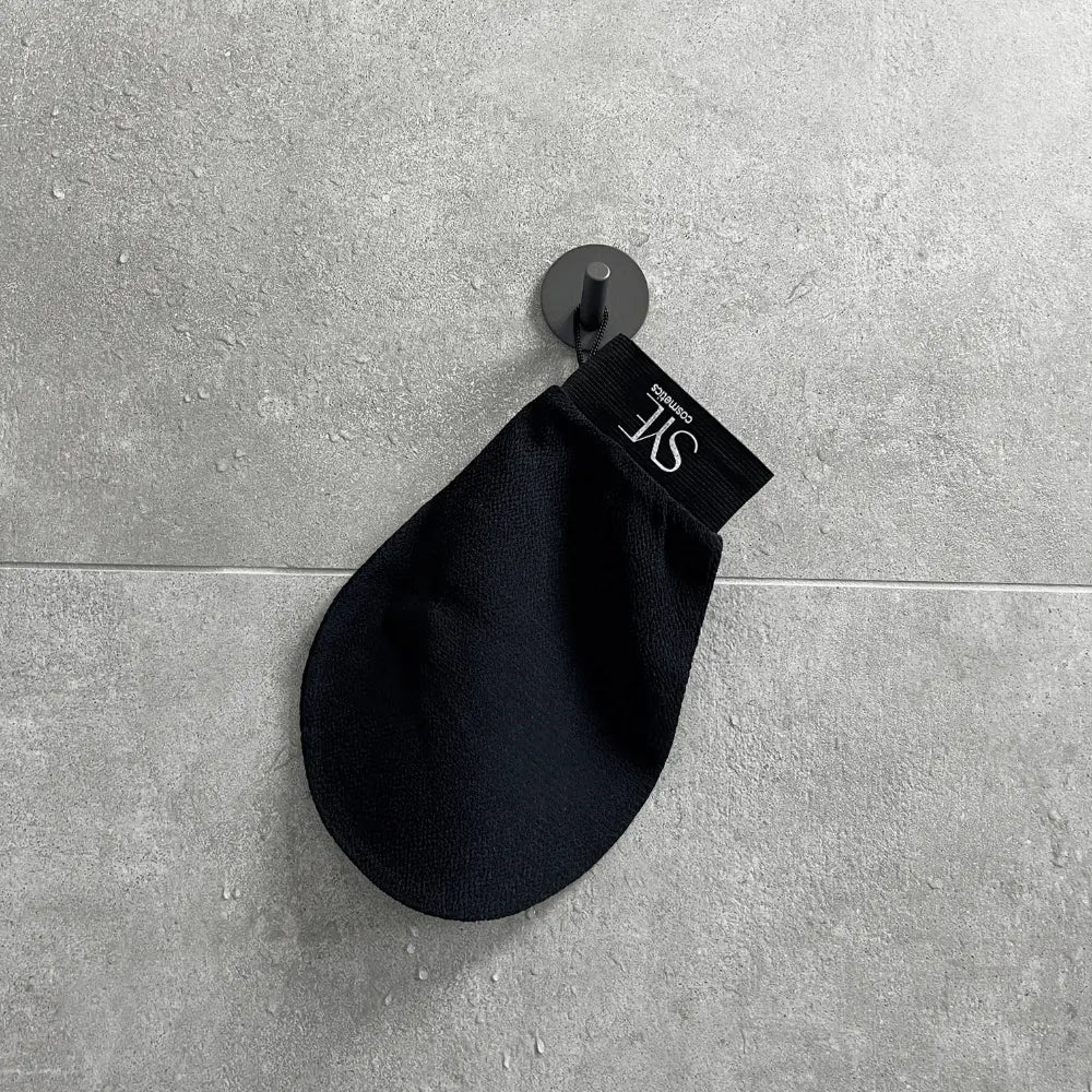 Peelinghandschuh als Skincare Tool in der Dusche aufgehangen