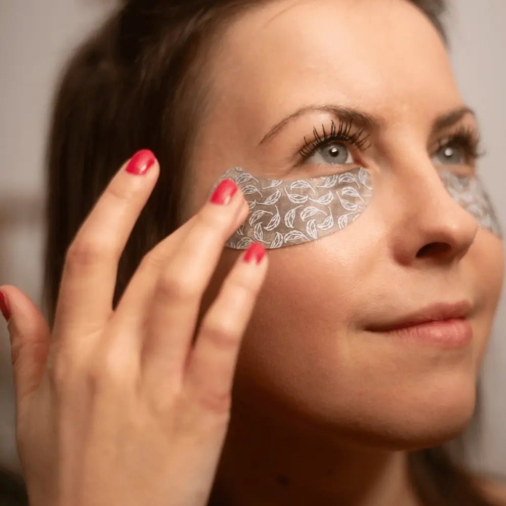 Wiederverwendbare Augenpads bei der Anwendung richtig herum getragen