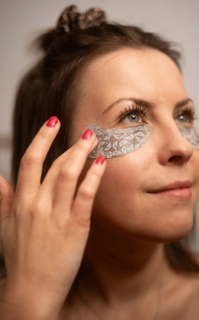 Wiederverwendbare Augenpads von SYE Cosmetics. Eye Pads verbessern die Aufnahme vom Augenserum