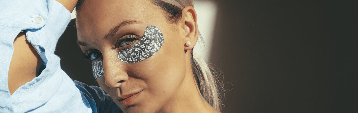 wiederverwendbare augenpads im Gesicht einer Frau um Augenringe zu reduzieren