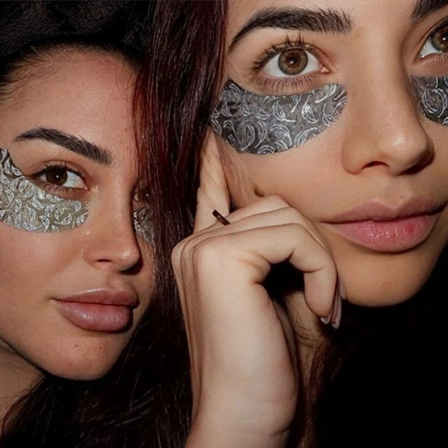 Wiederverwendbare Augenpads von SYE Cosmetics aus versilbertem Textil